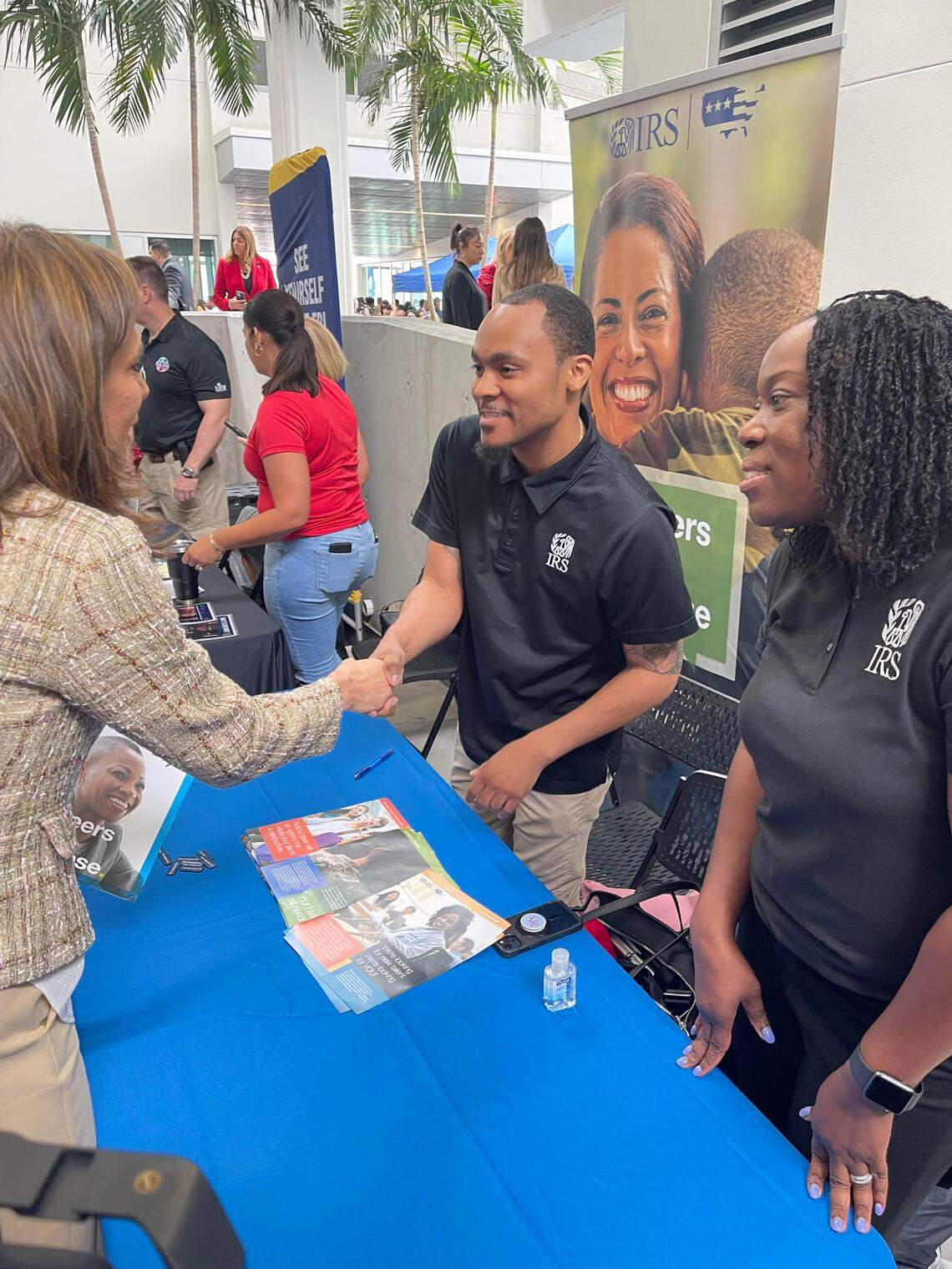 La congresista María Elvira Salazar saluda a asistentes a una feria de trabajo celebrada también en el Miami Dade College.