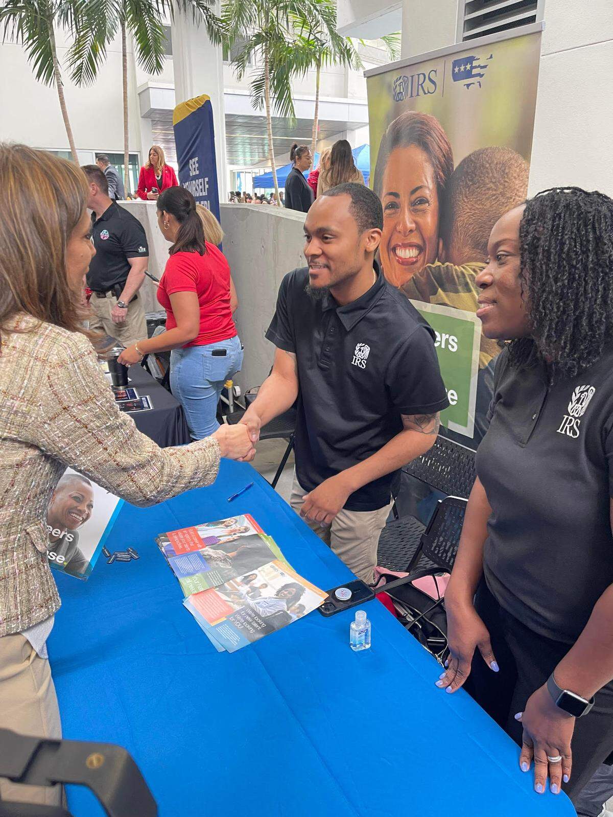 La congresista María Elvira Salazar saluda a asistentes a una feria de trabajo celebrada también en el Miami Dade College.