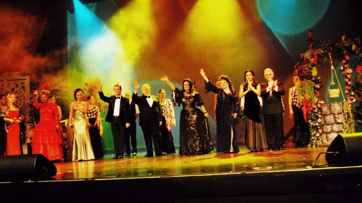 Uno de los elencos de Martí Productions recibe el aplauso del público.