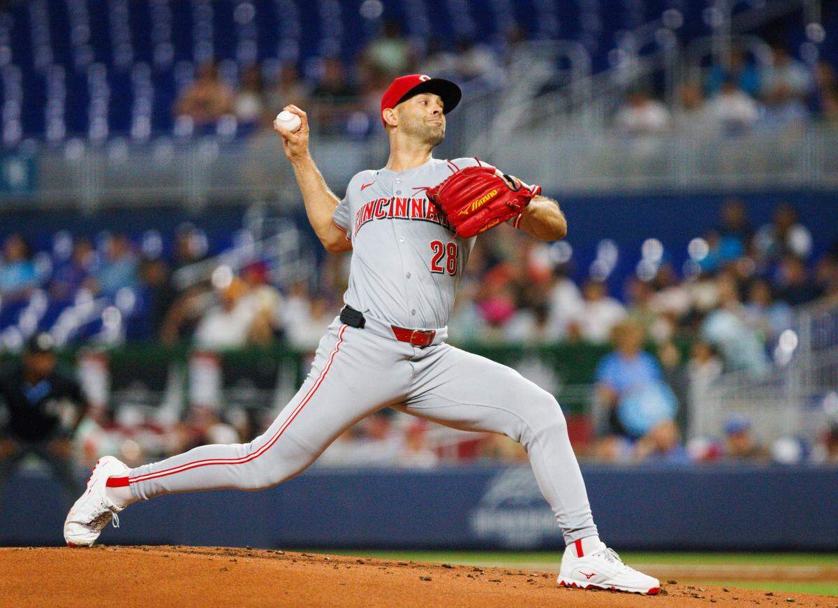 El abridor de los Rojos de Cincinnati Nick Martínez lanza en el primer inning del partido ante los Marlins, celebrado el 5 de julio de 2024 en Miami.