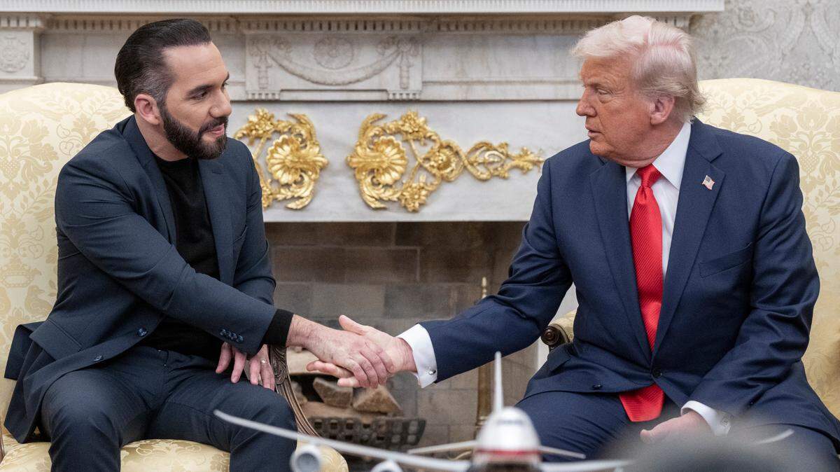 El presidente de Estados Unidos, Donald Trump, recibe a su homólogo de El Salvador, Nayib Bukele, en la Oficina Oval de la Casa Blanca, en Washington, DC, el lunes 14 de abril de 2025.