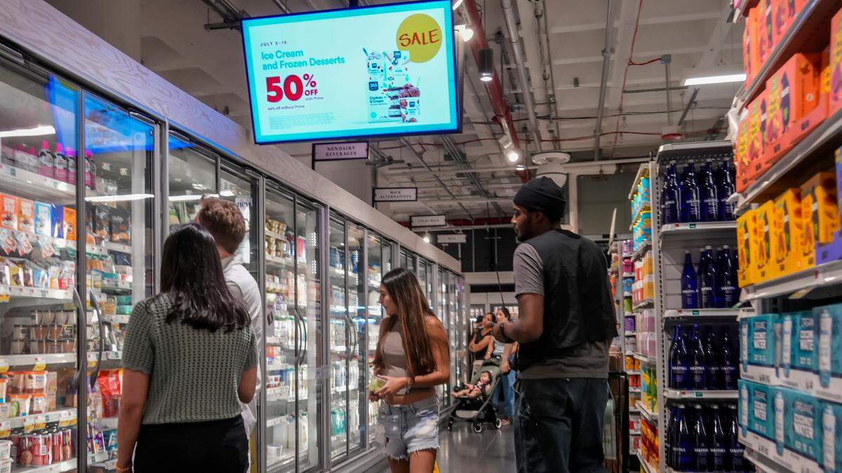 Varias personas hacen compras en un supermercado Whole Foods, el martes 15 de julio de 2025, en Nueva York. El índice de precios al consumo (IPC) en Estados Unidos subió en la medición a 12 meses a junio comparado con mayo, para ubicarse en 2.7%. El objetivo de la Reserva Federal es una inflación de 2% anual.