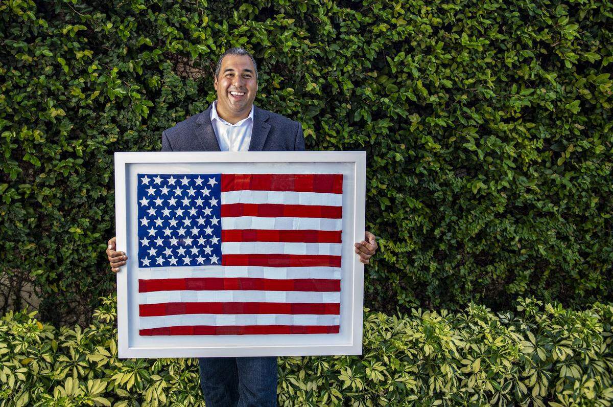 Mateo Blanco, expone su obra “Credit Flag” en el museo de arte de Boca Ratón.