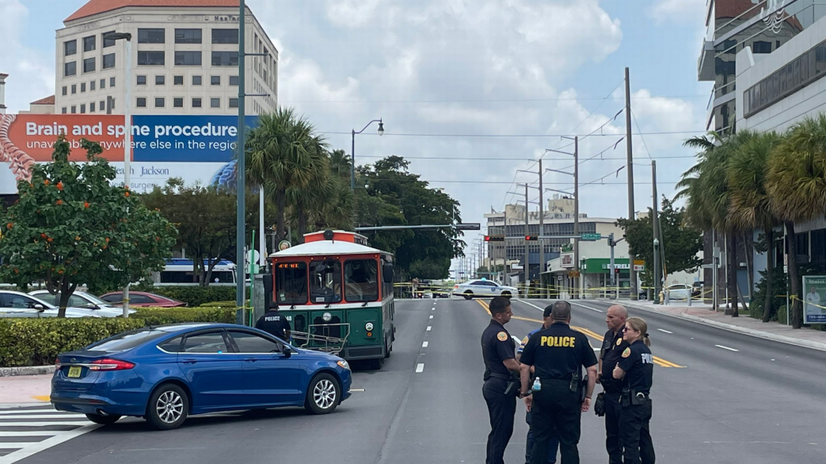 a Calle Ocho de La Pequeña Habana fue cerrada junto al restaurante La Carreta, 3632 SW Eight Street, luego de que un tranvía de Miami atropelló y mató a un pasajero el lunes 13 de mayo de 2024. OMAR RODRIGUEZ ORTIZ orodriguezortiz@miamiherald.com
