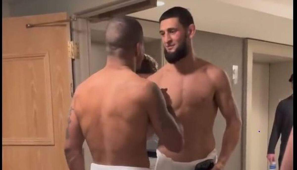 Khamzat Chimaev (der.) no lucía ni tan alto ni tan fuerte. Enfundado en su traje de la UFC y con su inglés lleno de silencios, no lucía ese personaje atemorizante de sus peleas, pero una vez que se cruzó con Gilbert Burns, la visión resultó diferente.