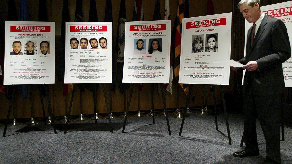 Robert Mueller, director del FBI en el 2004, durante una conferencia de prensa. Mueller es el fiscal especial en la investigación de la interferencia de Rusia en la elecciones.