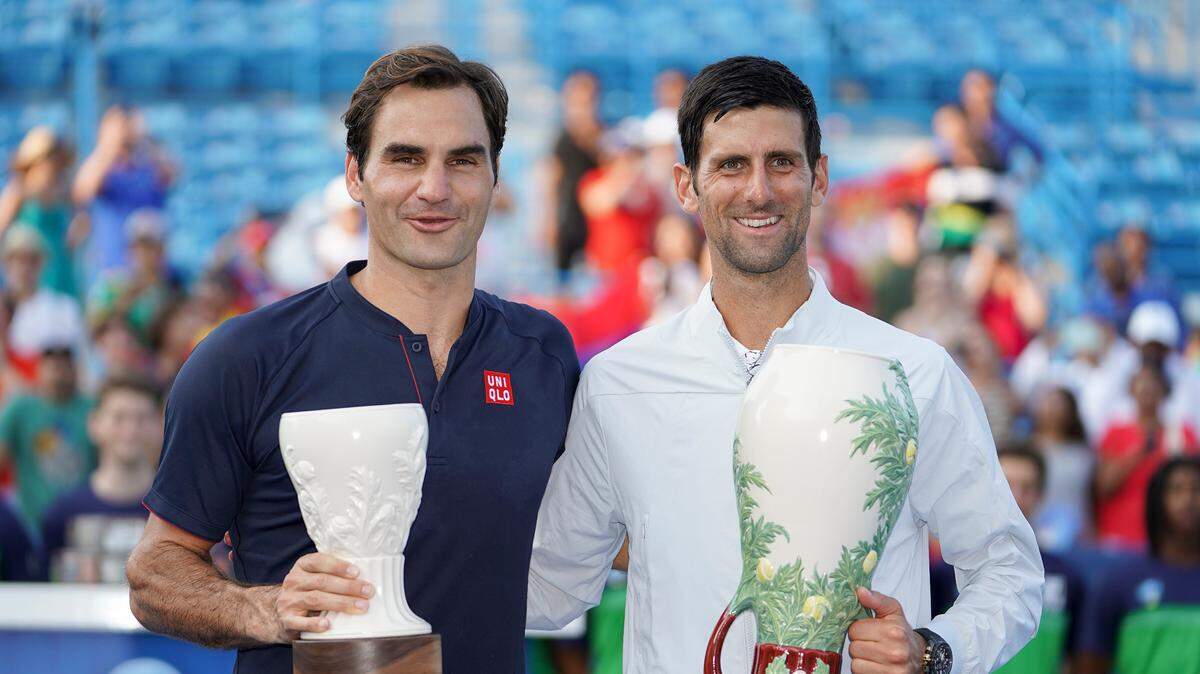 Novak Djokovic (der.) y Roger Federer posan tras el trunfo del jugador serbio en la final del torneo de Cincinnati, el 19 de marzo de 2018.