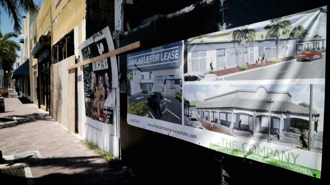 La construcción en el centro comercial donde se encuentra LeKoke Wine and Bites ha ocasionado pérdidas al negocio, que se quedó sin estacionamiento. Un letrero anuncia cómo lucirá el lugar después de las reparaciones.