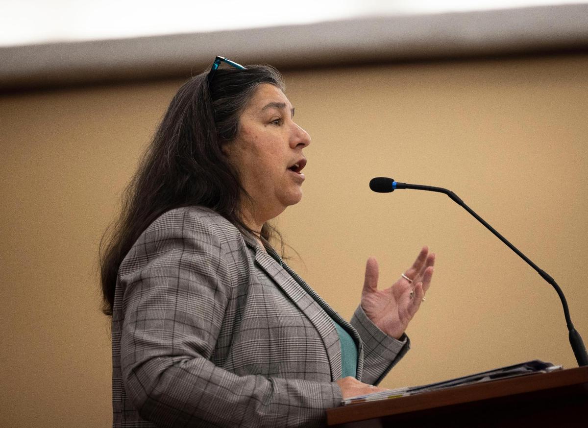Tabitha Fazzino, jefa de asuntos intergubernamentales de las Escuelas Públicas del Condado de Miami-Dade, mostró las cifras de inscripciones de niños migrantes en Hialeah, cifra que ha disminuido un 20% en el último año, según sus estadísticas expuestas en el segundo taller sobre inmigración que ha realizado la ciudad de Hialeah para entender el impacto migratorio en la municipalidad. Lunes 11 de marzo de 2024, Hialeah, FL.
