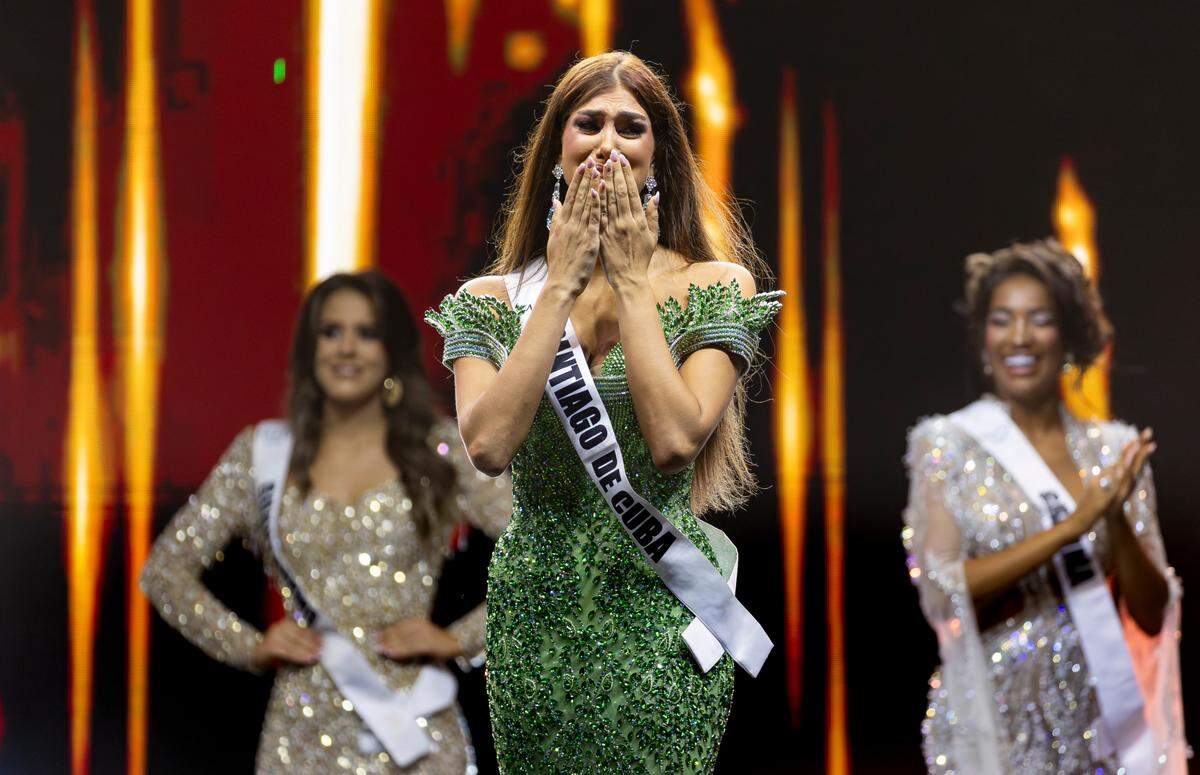 Lina Luaces, right, representing Santiago de Cuba, reacts after winning the Miss Universe Cuba 2025 beauty pageant at Milander Park on Tuesday, July 8, 2025, in Hialeah, Fla.