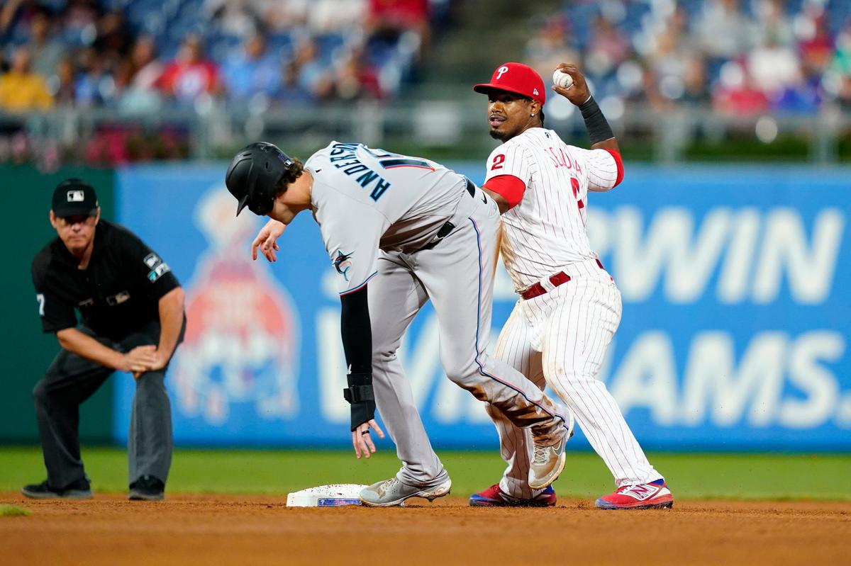 El segunda base de los Filis Jean Segura (der.) pone out a Brian Anderson, de los Marlins de Miami, en una jugada en el cuarto inning del partido celebrado el 6 de septiembre de 2022 en Filadelfia.