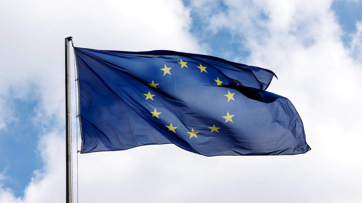 La Unión Europea advierte represalias tras el anuncio de Donald Trump de duplicar los aranceles al acero y al aluminio, intensificando la tensión comercial.
