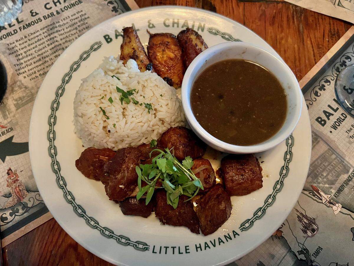 Masitas de puerco en el restaurante Ball and Chain en la Pequeña Habana en Miami.
