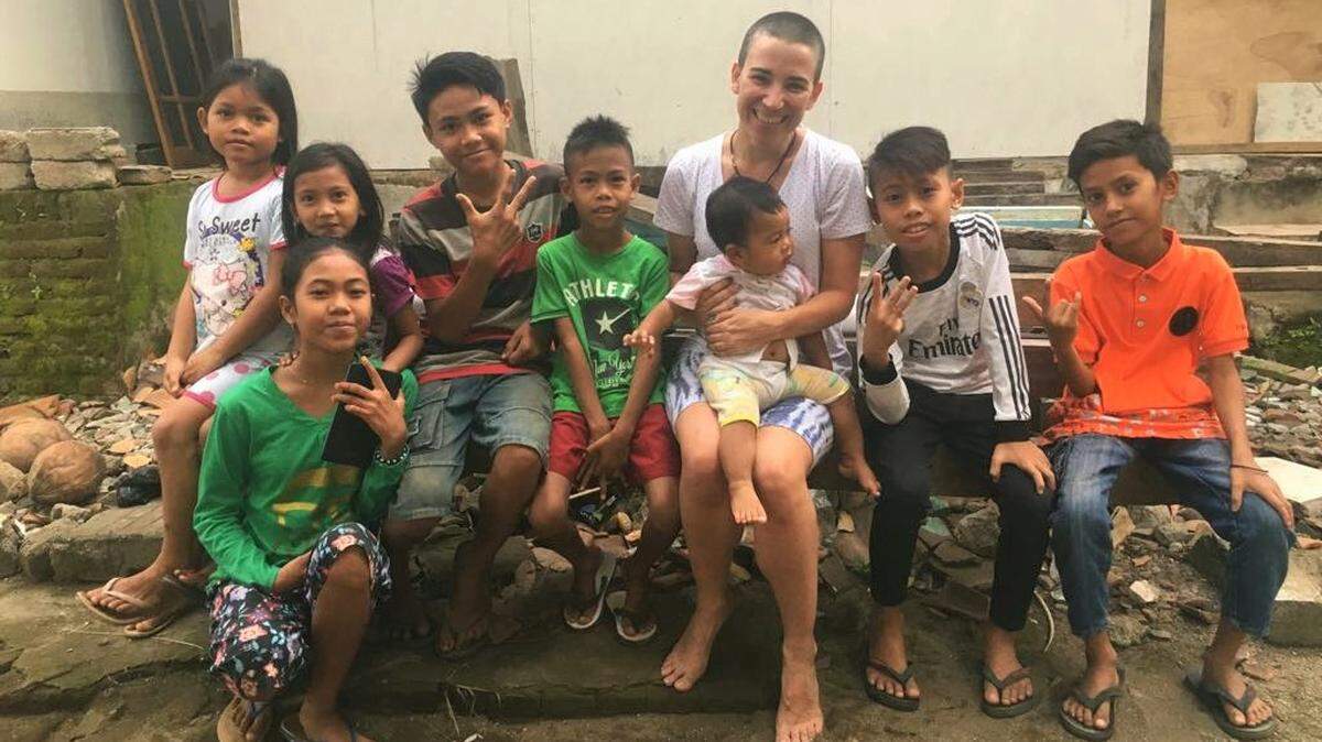 Diana Castaños en Indonesia, rodeada de niños musulmanes, en junio de 2019.
