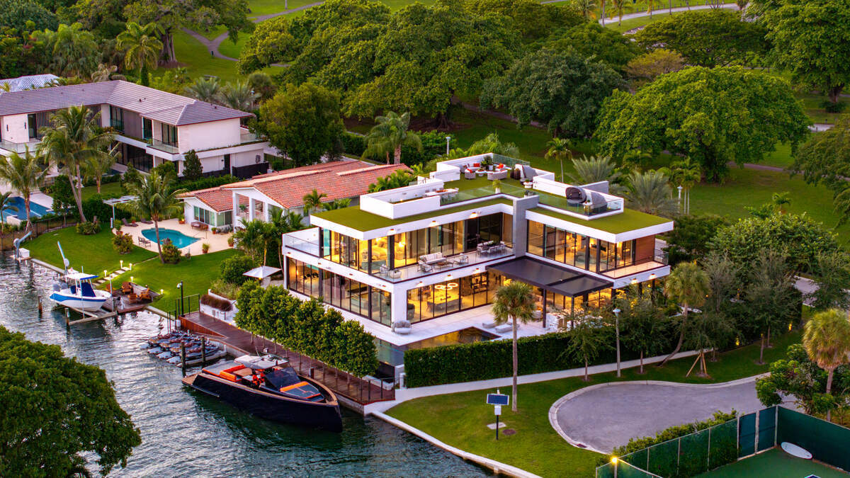 La residencia situada en el 790 de Lake Road cuenta con un muelle privado en el lago Sabal, en el barrio de Bay Point de Miami.