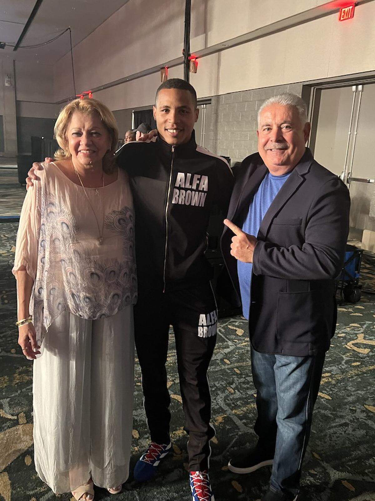 KEVIN BROWN con un par de admiradores en Orlando, tras imponerse en su debut profesional.