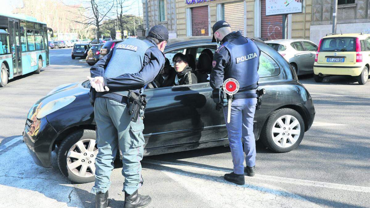 Cientos de agentes y miembros de la protección civil están ya presentes en torno al Vaticano para controlar el tráfico y guiar el alto flujo de personas que se dirige a la basílica de San Pedro para despedirse del papa Francisco.