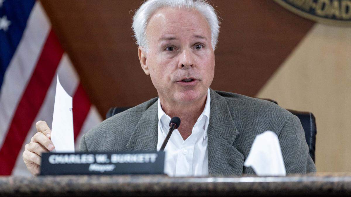 El alcalde Charles W. Burkett se dirige a los residentes en una reunión de la comisión de Surfside en 2025.


