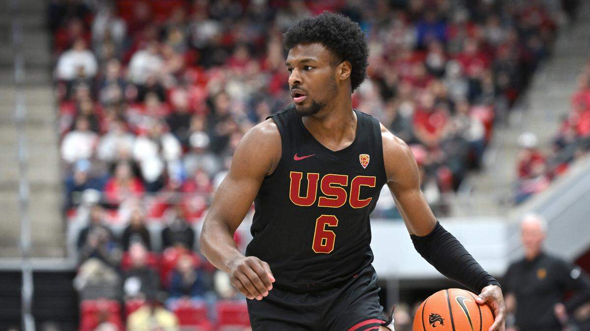 El defensa de los Troyans de la USC Bronny James lleva el balón en el partido contra los Cougars de Houston, celebrado el 29 de febrero de 2024 en Pullman, Washington.