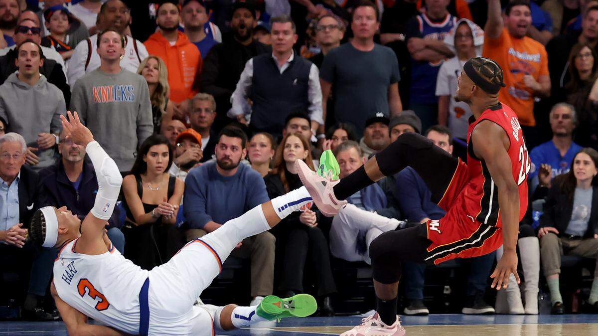 La estrella del Heat Jimmy Butler (der.) en la jugada con Josh Hart, de los Knicks, donde se torció el tobillo en el primer juego de la serie de segunda ronda de los playoffs de la NBA, celebrado el 30 de abril de 2023 en Miami.