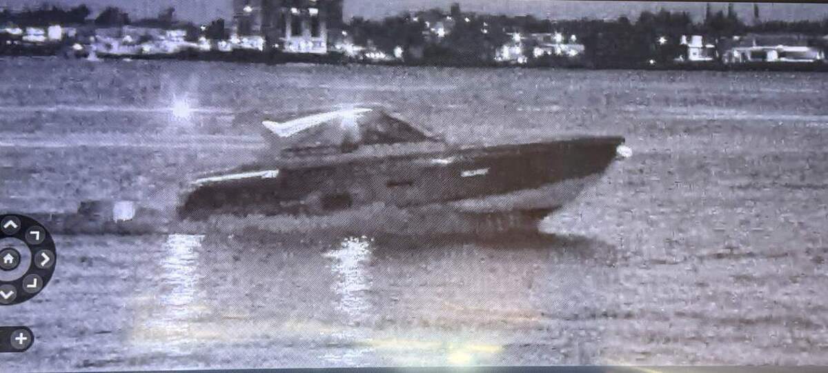 La Comisión de Conservación de Vida Silvestre y Pesca de Florida (FWC) estaba buscando este bote, que la agencia describió como un crucero con cabina de la marca Crossover de entre 40 y 43 pies.