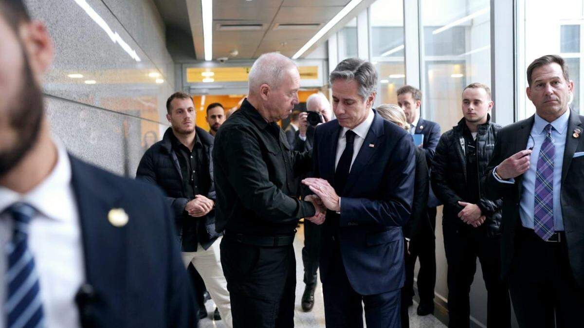 Foto de archivo. El secretario de Estado de Estados Unidos, Antony Blinken (der.) manifestó este domingo al ministro de Defensa israelí, Yoav Gallant, el férreo compromiso de su país con la seguridad de Israel, pero dejó clara su oposición a una operación militar terrestre en Rafah, en la Franja de Gaza.