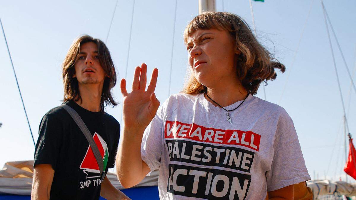 La activista climática Greta Thunberg saluda antes de partir en la flotilla Global Sumud Flotilla, que transporta ayuda humanitaria para los palestinos en Gaza, desde Barcelona, España, el domingo 31 de agosto de 2025.