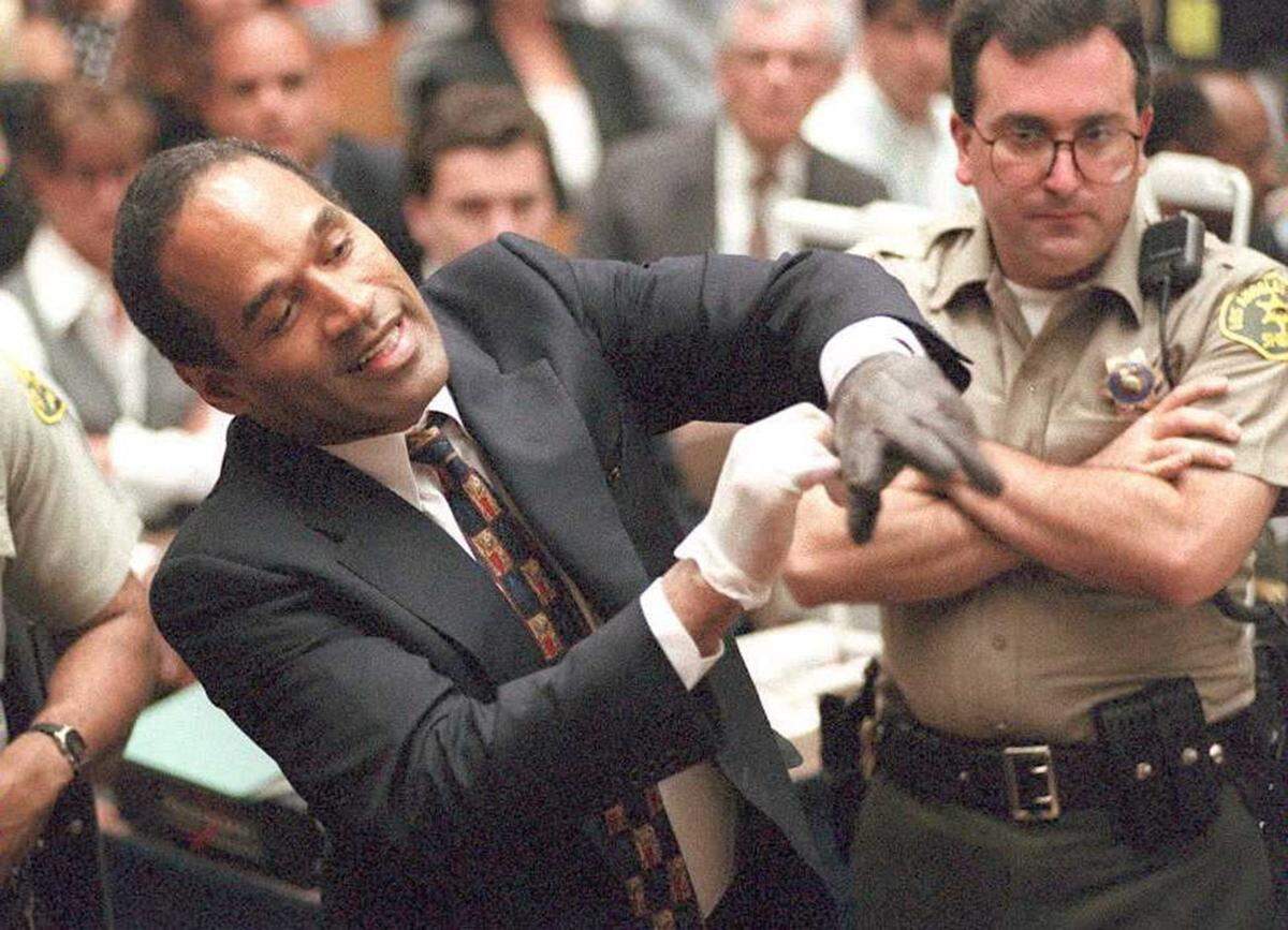 O.J. Simpson, y el guante que no le quedaba bien, durante su juicio por doble homicidio en 1995