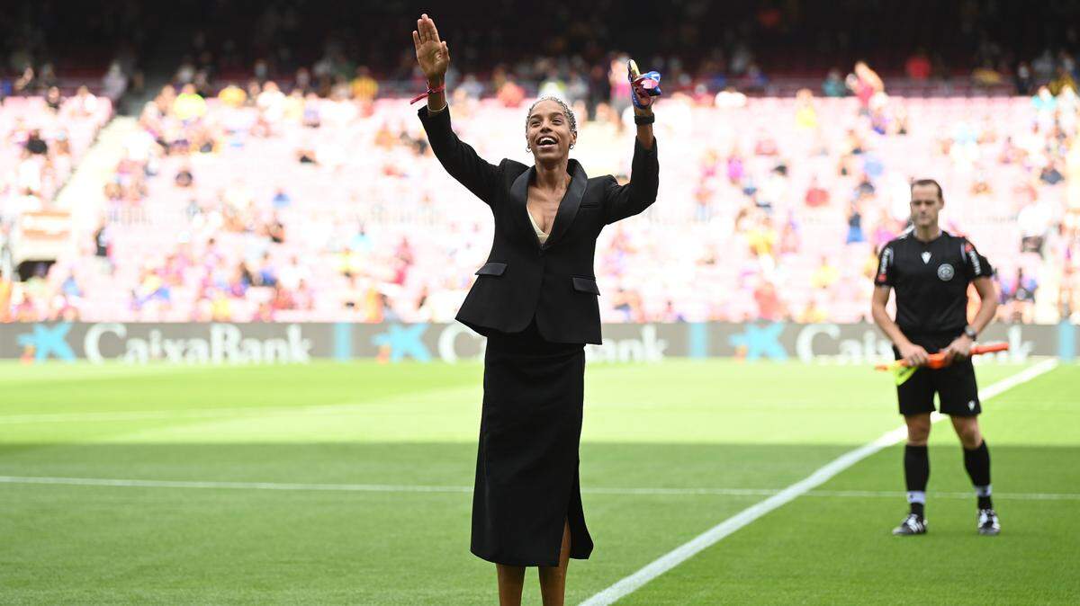 La flamante campeona olímpica de triple salto Yulimar Rojas fue la invitada para realizar el saque de honor antes del partido entre Barcelona y Getafe en la liga española, el domingo 29 de agosto en el estadio Camp Nou de la Ciudad Condal.