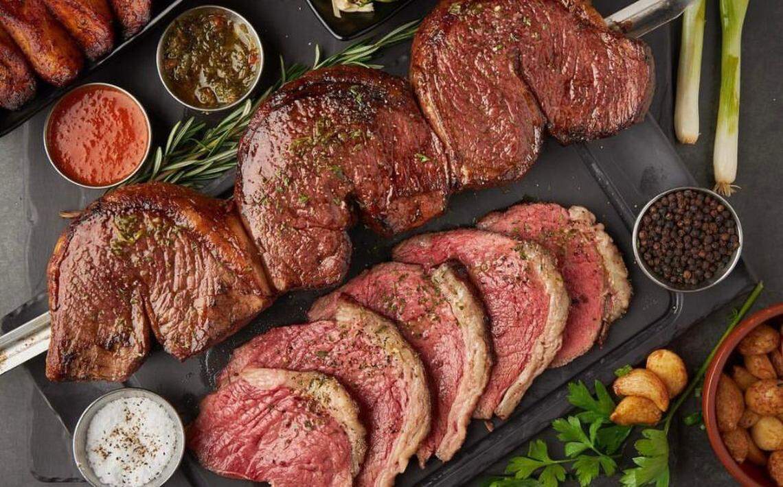 Parrillada clásica o “picada” con varios cortes de carne.