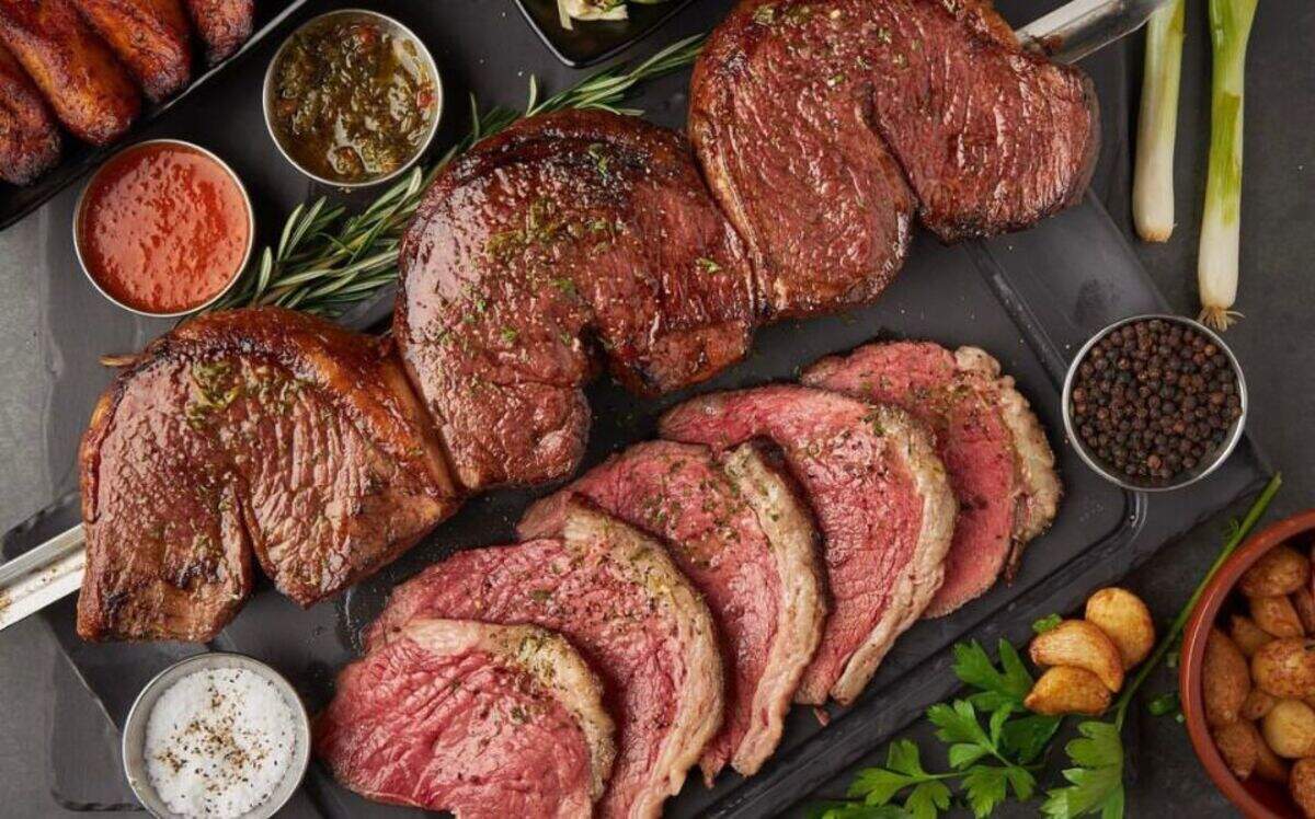 Parrillada clásica o “picada” con varios cortes de carne.