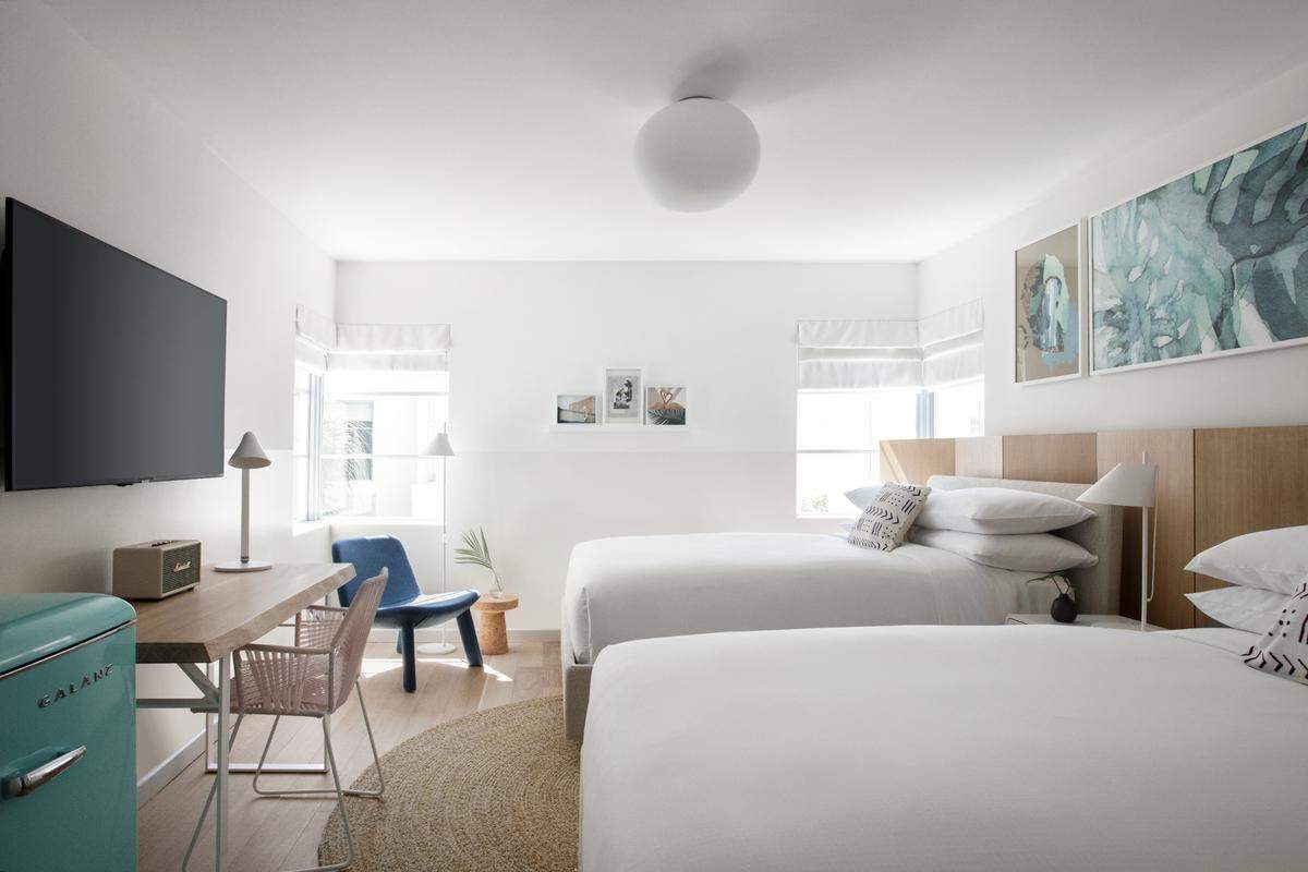 Las habitaciones cuentan con detalles del medio siglo retro como réplicas de bocinas y mini congeladores.