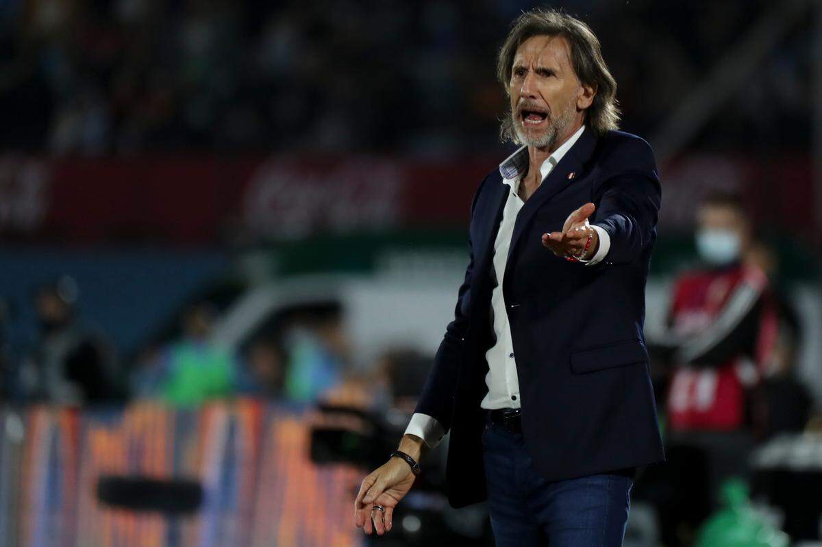 En un país donde nadie se pone de acuerdo en ningún tema, hay una honrosa excepción. Todos reconocen el mérito del entrenador de la blanquirroja, el argentino Ricardo Gareca. Es el artífice del milagro en la cancha y en la opinión pública.