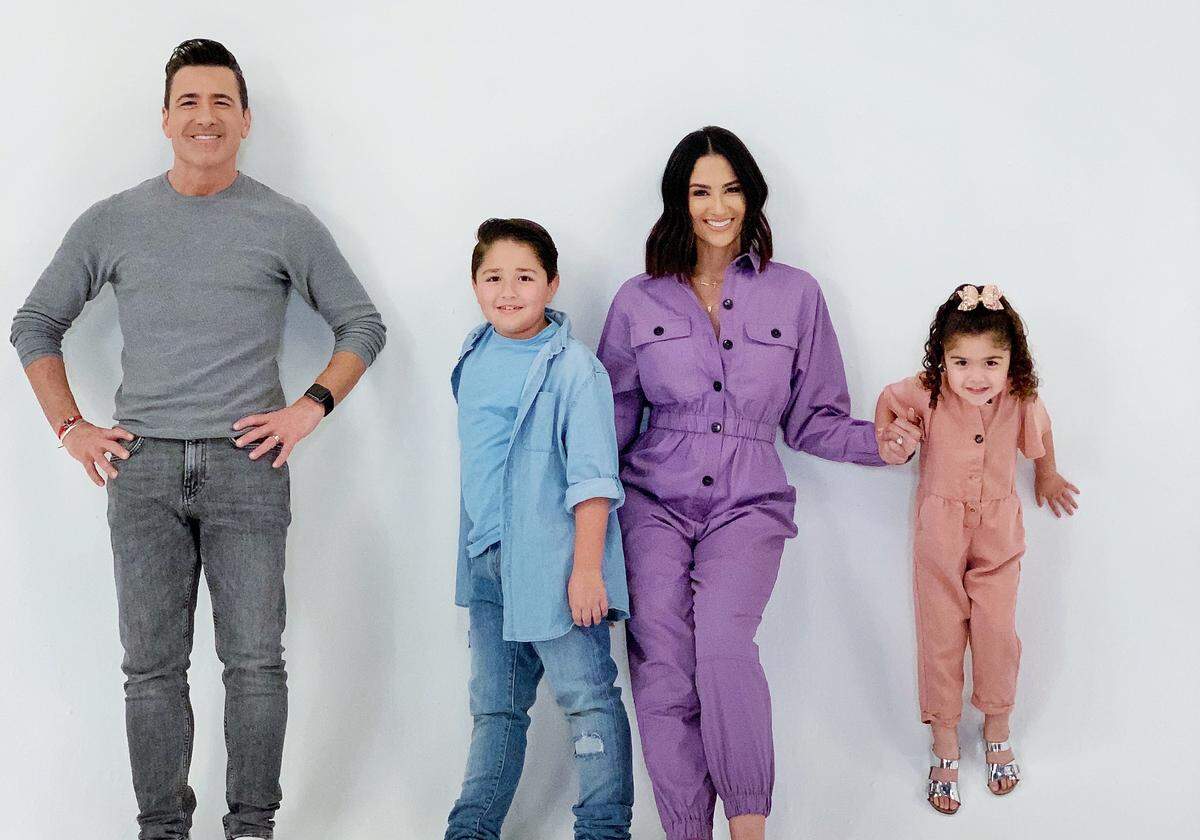 El presentador Jorge Bernal pasará el Día de los Padres con su familia en altamar. En la foto con sus hijos Lucas Daniel y Kylie Rose, y su esposa Karla.