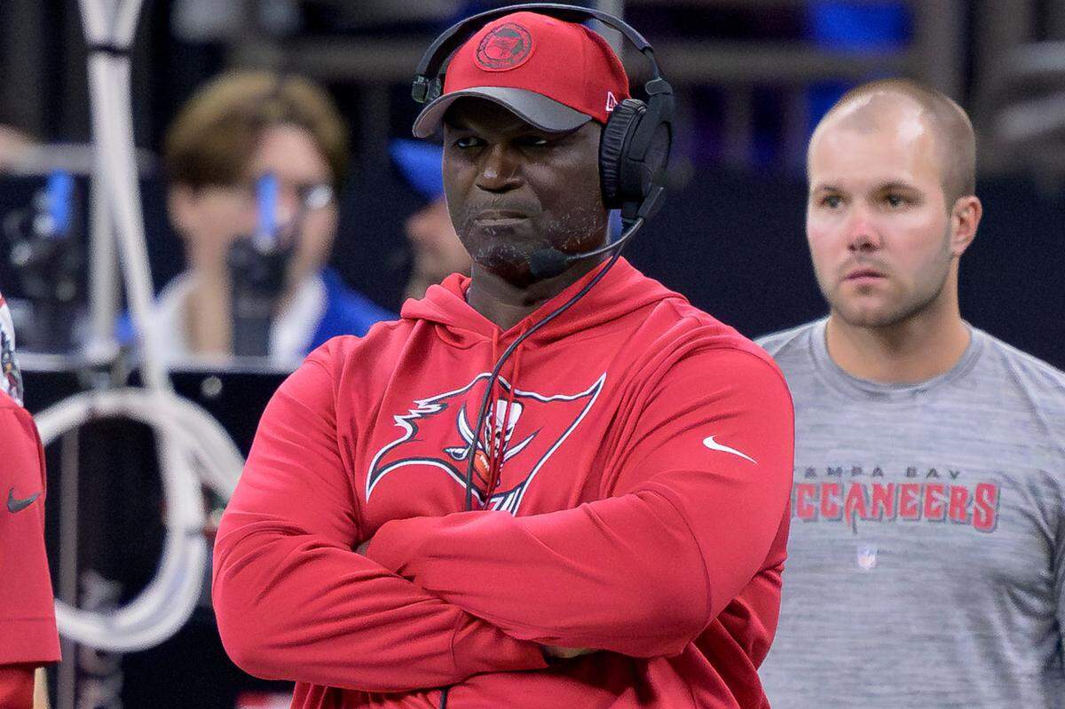 La pasada semana Todd Bowles condujo a los Buccaneers de Tampa Bay a la conquista de su primera victoria en playoffs en la era post Tom Brady, al vencer 32-9 a los Eagles de Filadelfia, que en la edición pasada habían perdido el Super Bowl contra los Chiefs.