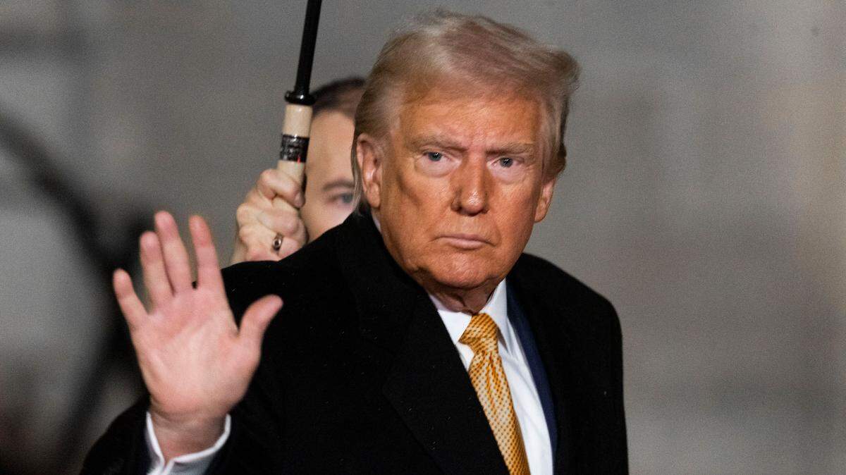 El presidente electo Donald Trump saluda después de salir de una reunión con el presidente de Francia, Emmanuel Macron, en el Palacio Presidencial del Elíseo en París, el 7 de diciembre de 2024. 