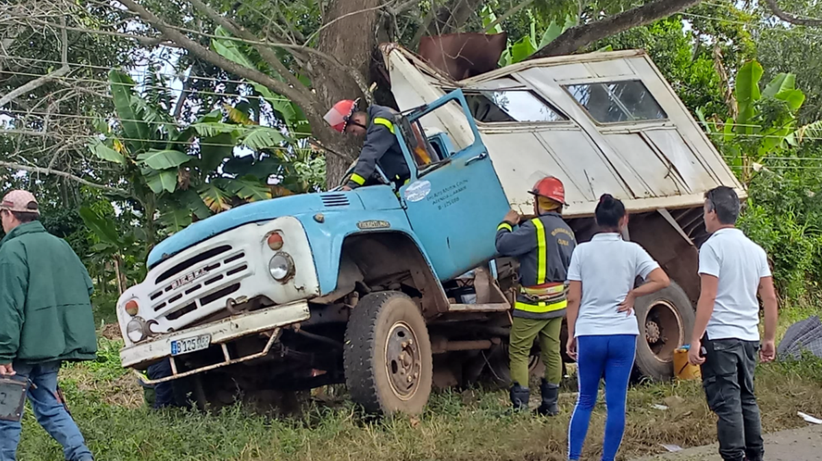El accidente de tráfico masivo ocurrido este miércoles en el municipio cubano Los Arabos se produjo cuando un camión que trasladaba pasajeros chocó contra un árbol debido a que su conductor perdió el control del vehículo por una mala maniobra ante el volante.