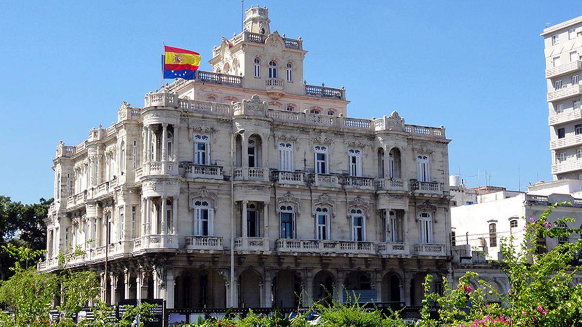 Entrada del Consulado General de España en La Habana, que alertó sobre citas falsas para trámites migratorios y visas.