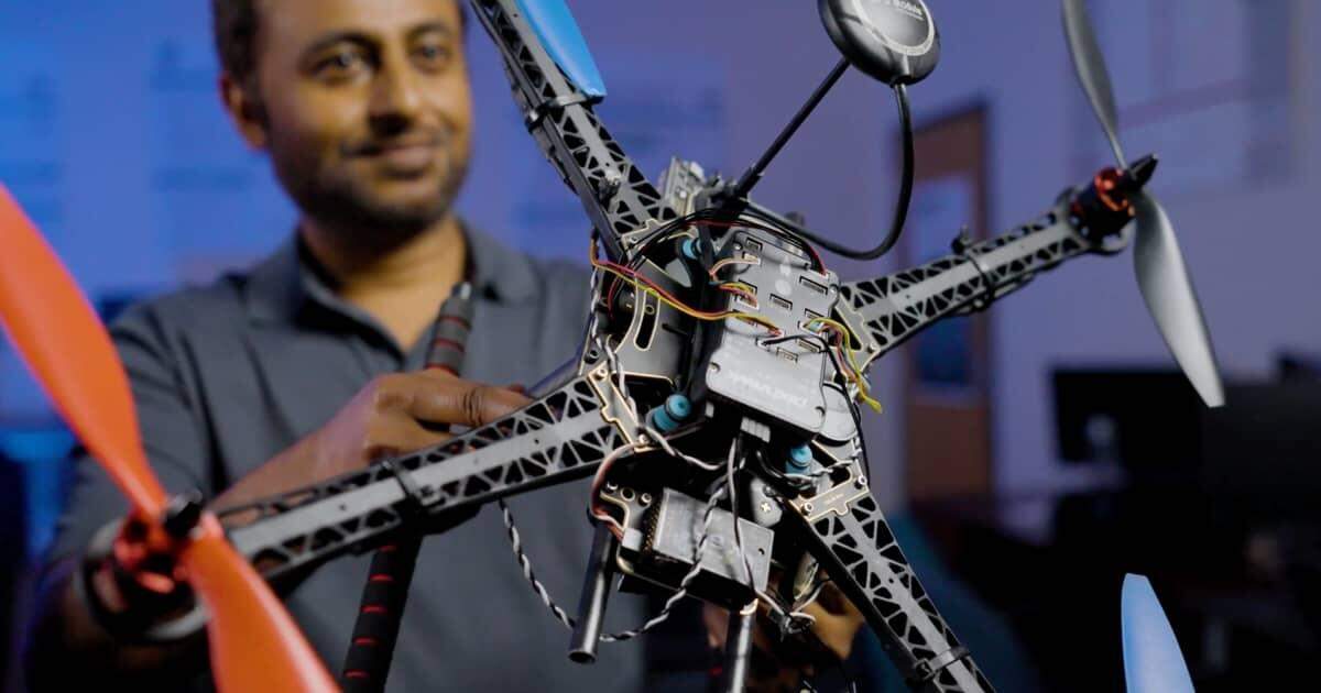 Mohammad Ashiqur Rahman (en la foto) y su grupo de investigación en ciberseguridad en la FIU desarrollaron SHIELD, un sistema de defensa en tiempo real contra el secuestro de drones. 