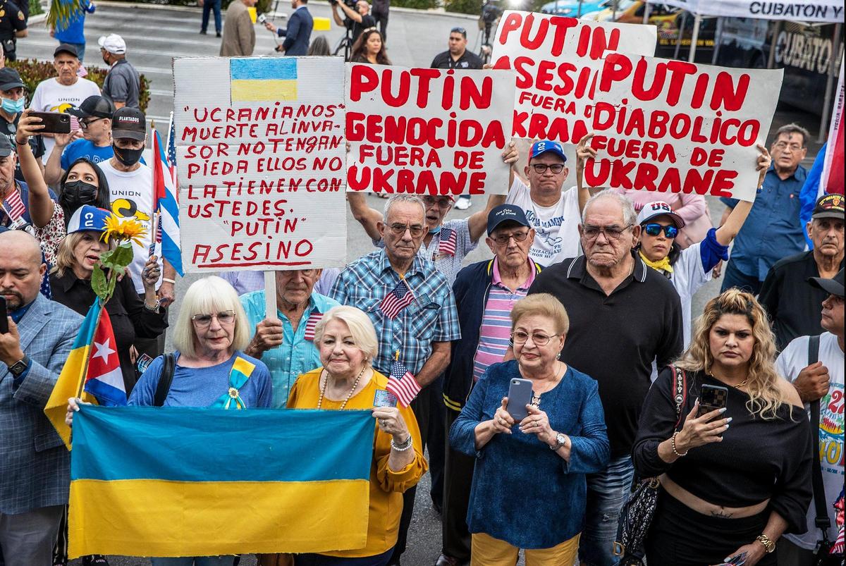 Personas de Cuba, Nicaragua, Venezuela y de otros países participaron en una concentración en Miami el 2 de marzo de 2022 en solidaridad con Ucrania y en rechazo a Rusia.