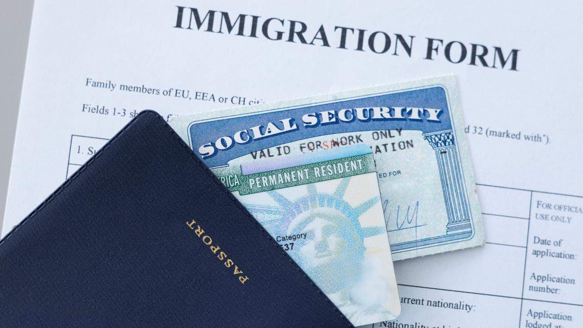 La propuesta del Departamento de Seguridad Nacional de Estados Unidos (DHS) busca endurecer los requisitos de datos biométricos para los inmigrantes que solicitan green card y otros beneficios a USCIS.