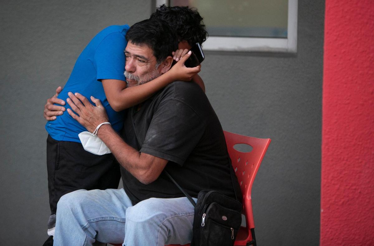 Roberto Jáuregui abraza a su nieto Angel Escobar. Jáuregui pasó una serie de eventos desafortunados y de salud y requiere de la ayuda de la comunidad.