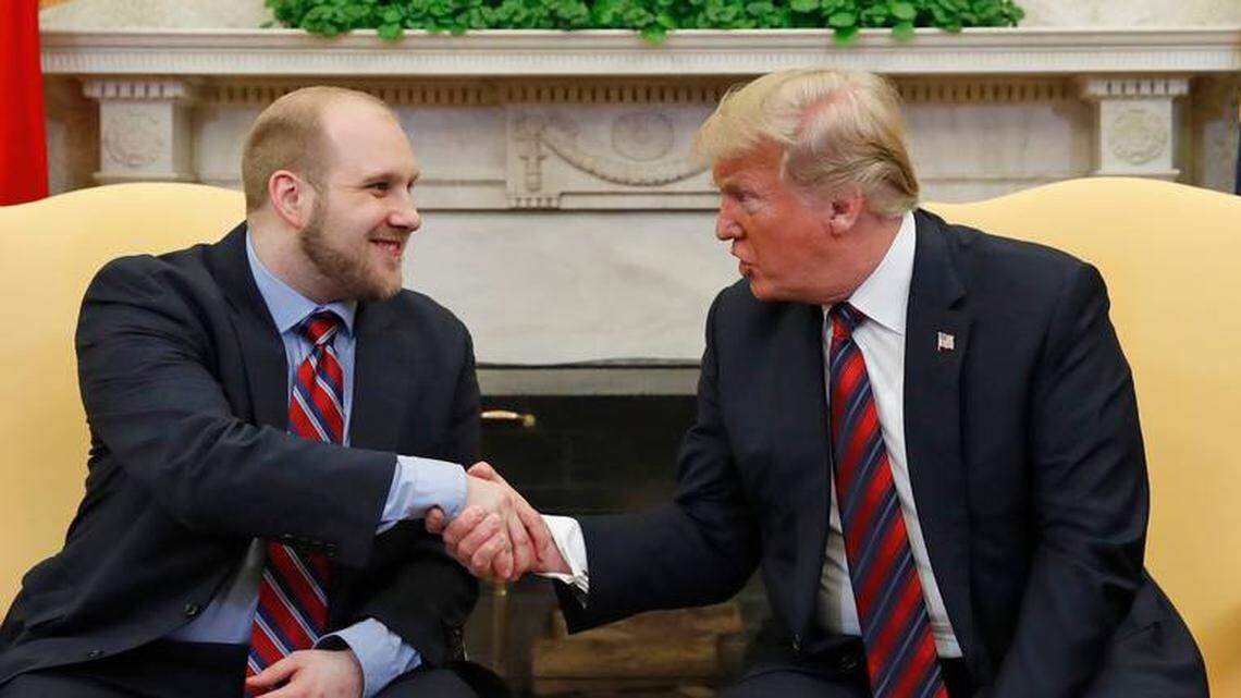 El presidente Donald Trump abrió las puertas de la Casa Blanca y recibió por lo alto a Joshua Holt, el ciudadano estadounidense liberado el sábado por Venezuela tras dos años de cautiverio.