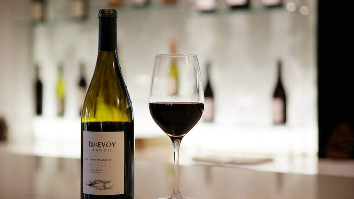 Una copa de vino para celebrar podría rondar la mente de los que se han vacunado recientemente, y hasta ahora, no existe una guía oficial ni recomendaciones sobre si se debe evitar beber alcohol antes o después de ser inmunizado.
