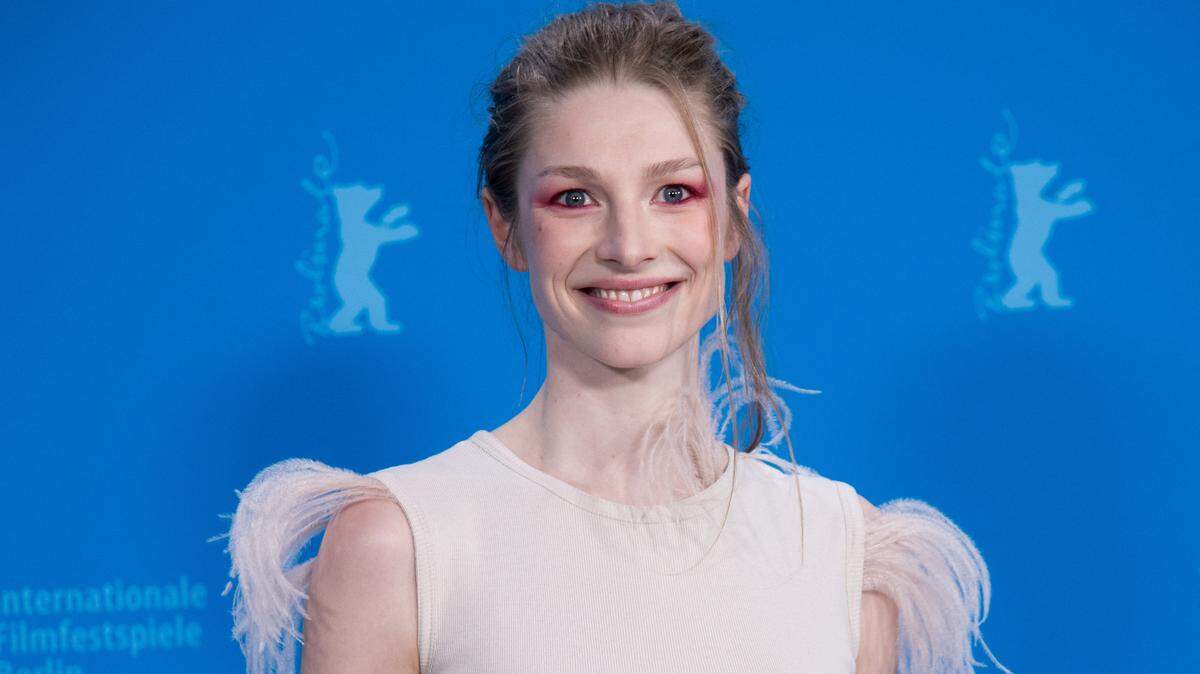 Hunter Schafer asistió al Cuckoo Photocoall durante el 74º Festival Internacional de Cine Berlinale en el Grand Hyatt Hotel en Berlín, Alemania, el 16 de febrero de 2024.