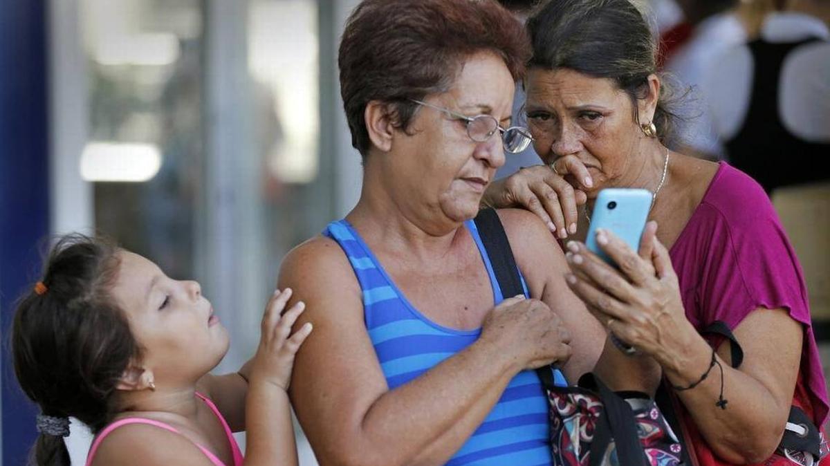 Dos mujeres hablan en La Habana con sus familiares a través de Internet. Foto de archivo.