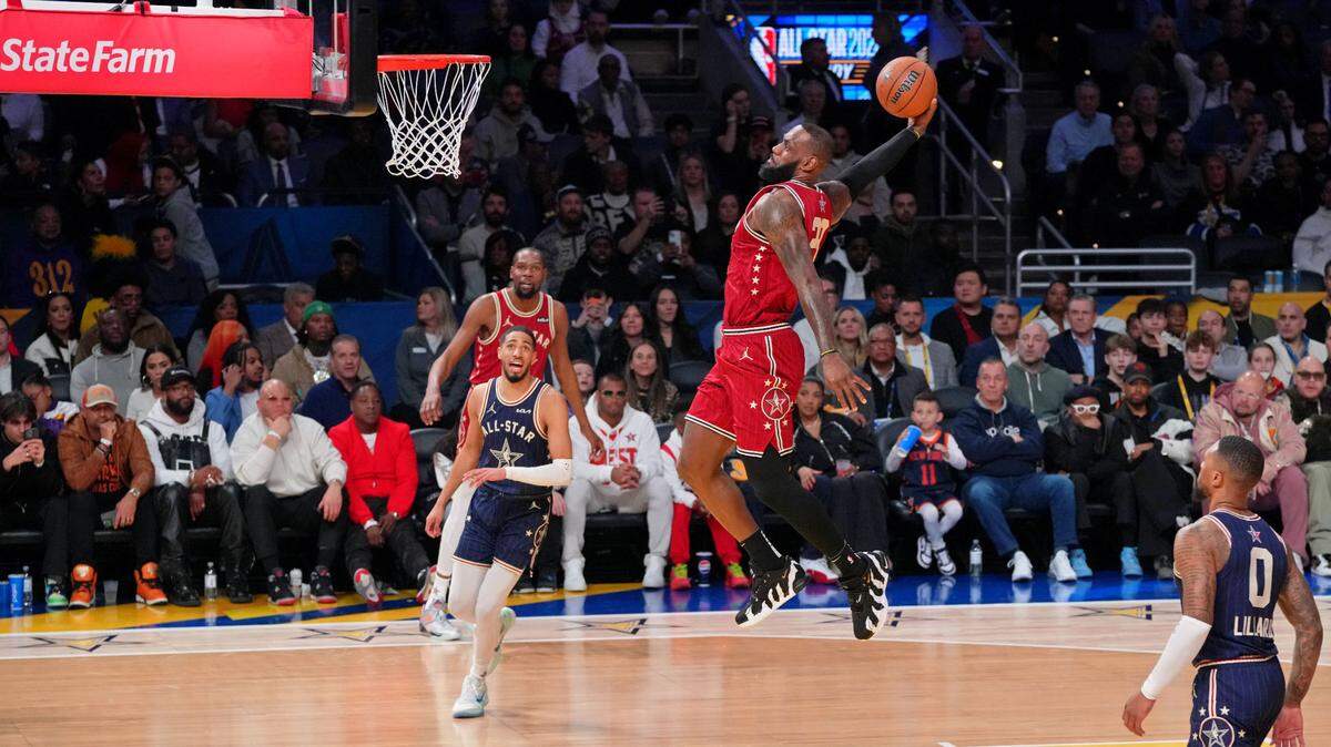 LeBron James clava la pelota por el equipo de la Conferencia Oeste ante la del Este, en el Juego de las Estrellas celebrado el 18 de febrero de 2024 en Indianápolis.