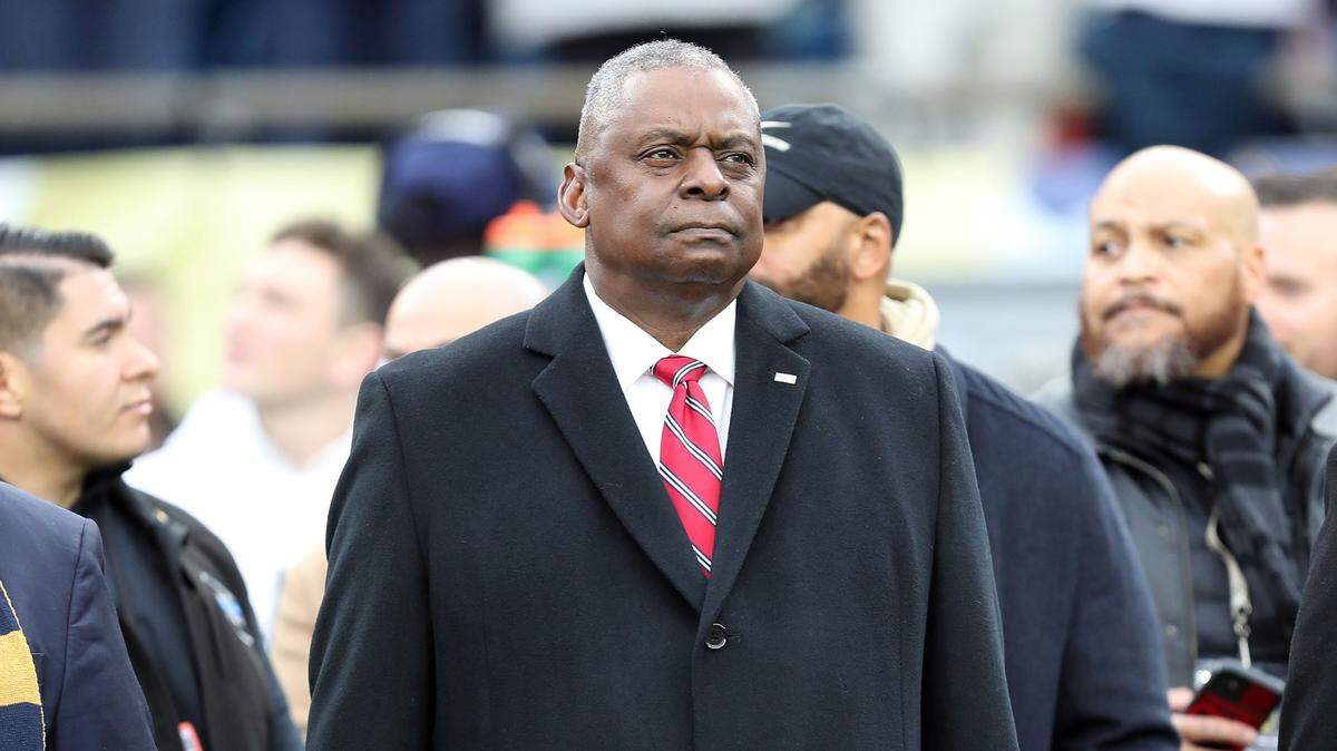 El secretario de Defensa, Lloyd Austin, asiste a un partido de fútbol americano entre el Ejército y la Marina, en Foxborough, Masschusetts, el 9 de diciembre de 2023.