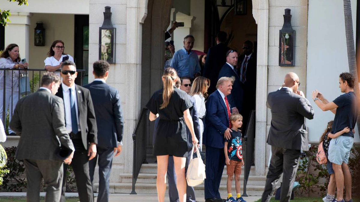 Donald y Melania Trump posan frente a miembros de los medios de comunicación después de votar en las primarias republicanas en Florida, el 19 de marzo de 2024 en West Palm Beach.