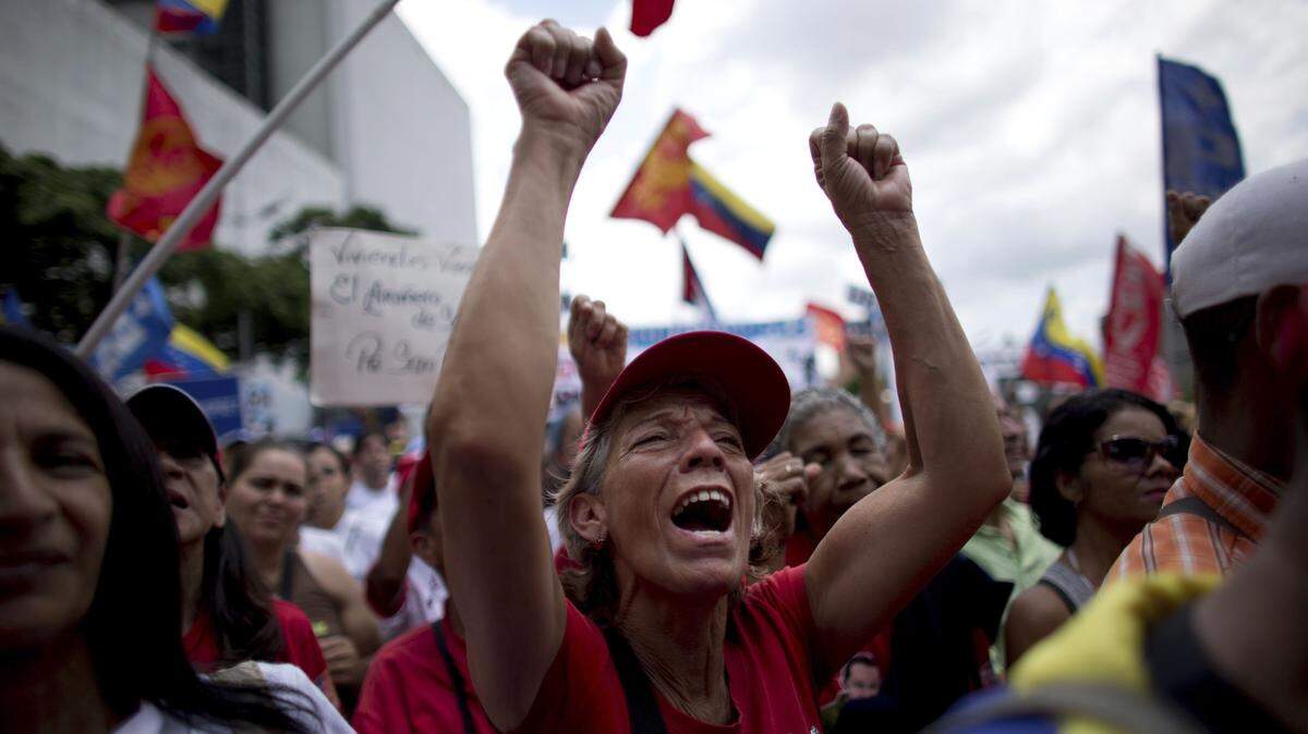 Un partidario del gobierno anima durante una marcha anti-imperialista en Caracas, Venezuela, martes, 19 de septiembre de 2017.